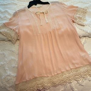 🎉SOLD LOCALLY🎉 Listicle peach lace top